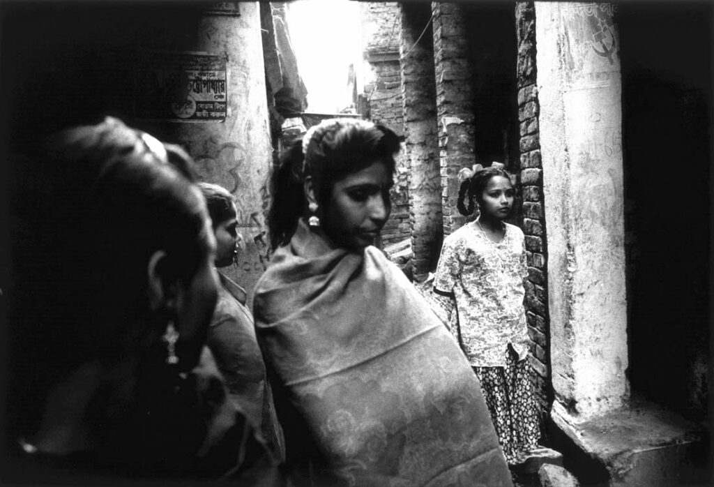 Sunita, Kavita and others wait in the lane outside the brothel for customers. 2001 © Zana BRISKI