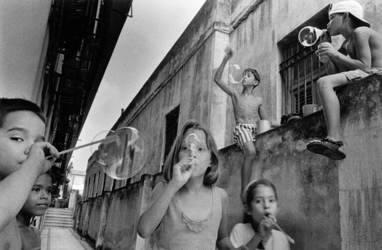 Children playing with soap bubles in Havana, Cub