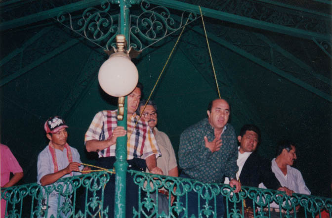 Hidalgo Gov. Jesus Murillo Karam gestures from the bandstand, trying to calm the crowd. The cord above him was used to hoist prisoner Salvador Valdez like a pinata. To the governor’s right, in glasses, is Huejutla Mayor Jose Fayad. Next to him is Attorney General Omar Fayad. Photo by Jorge Muedano
