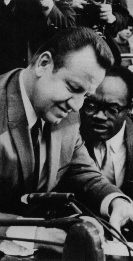 Jesse Unruh keeps count with Willie Brown as Unruh is re-elected by his peers as Speaker of the Califonia Assembly on Jan. 9, 1968. Sacromento Bee Photo, courtesy of City of Sacramento Archives and Museum Collection Center.