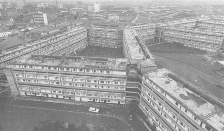 Crazy Joe’s School is located in the Divis Flats housing project. Built less than fifteen years ago and populated entirely by Catholics, the site is now a slum. Photo by ©Richard Stromberg