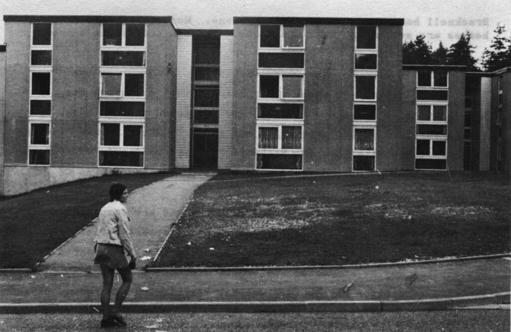 Two views, taken from no more than 50 feet apart, of an apartment building in the Harmans Water neighborhood of Bracknell. On the top the impression is barren and monotonous; on the left verdant and welcoming. The building itself is, in fact, neutral.