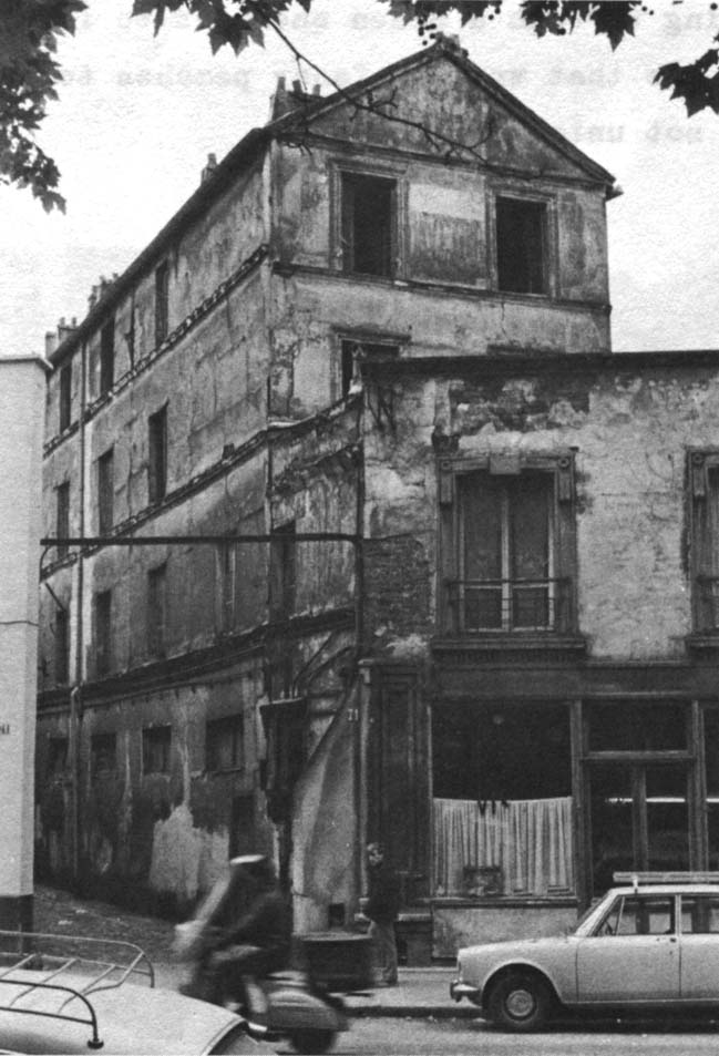 This building and the one on the facing page are within a few blocks of each other. Both are occupied.